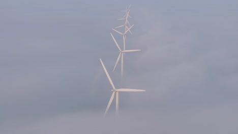 turbine eoliche che girano con nuvole basse a friesland durante l'alba, aereo