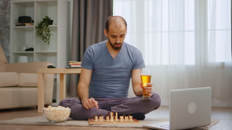 Mann-Spielt-Schach-Per-Videoanruf