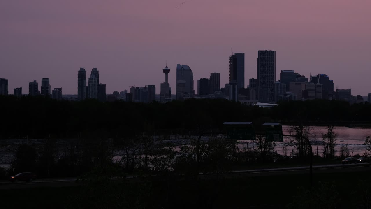 Timelapse nocturno de paisaje urbano - autopista