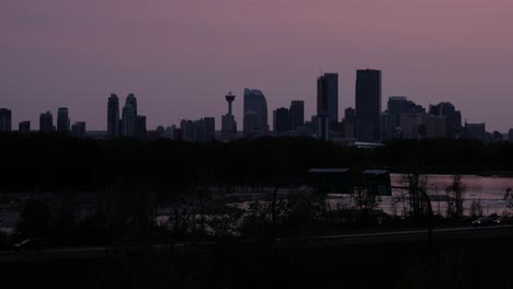 timelapse de la noche del paisaje urbano - carretera
