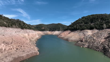 reservorio de agua seco durante las olas de calor en españa, vista aérea de drones