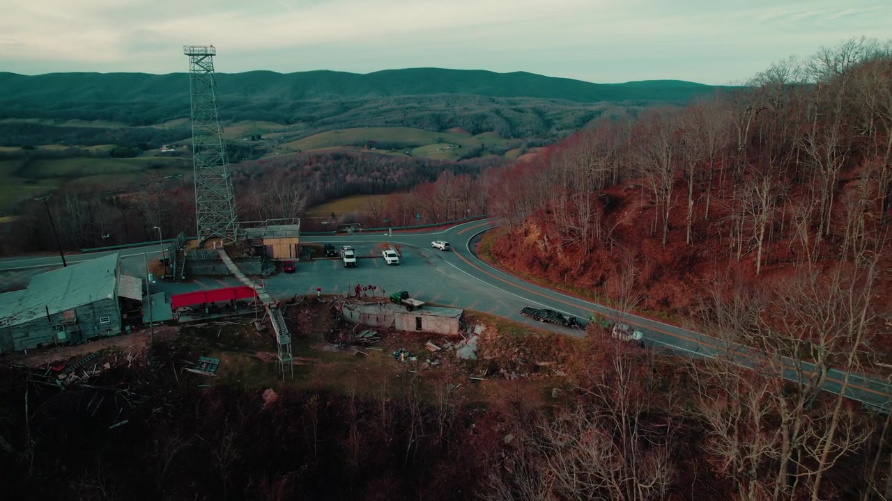 Vista aerea del Big Walker Lookout con strade tortuose e i Monti Appalachi sullo sfondo.