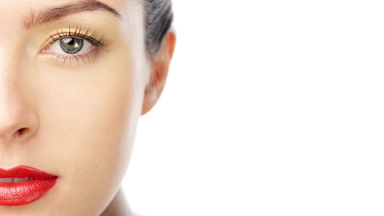 primer plano de la cara de una mujer con maquillaje