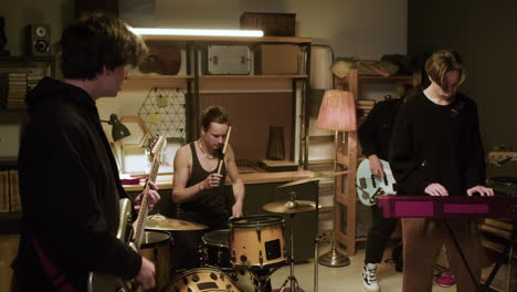 grupo musical en un estudio
