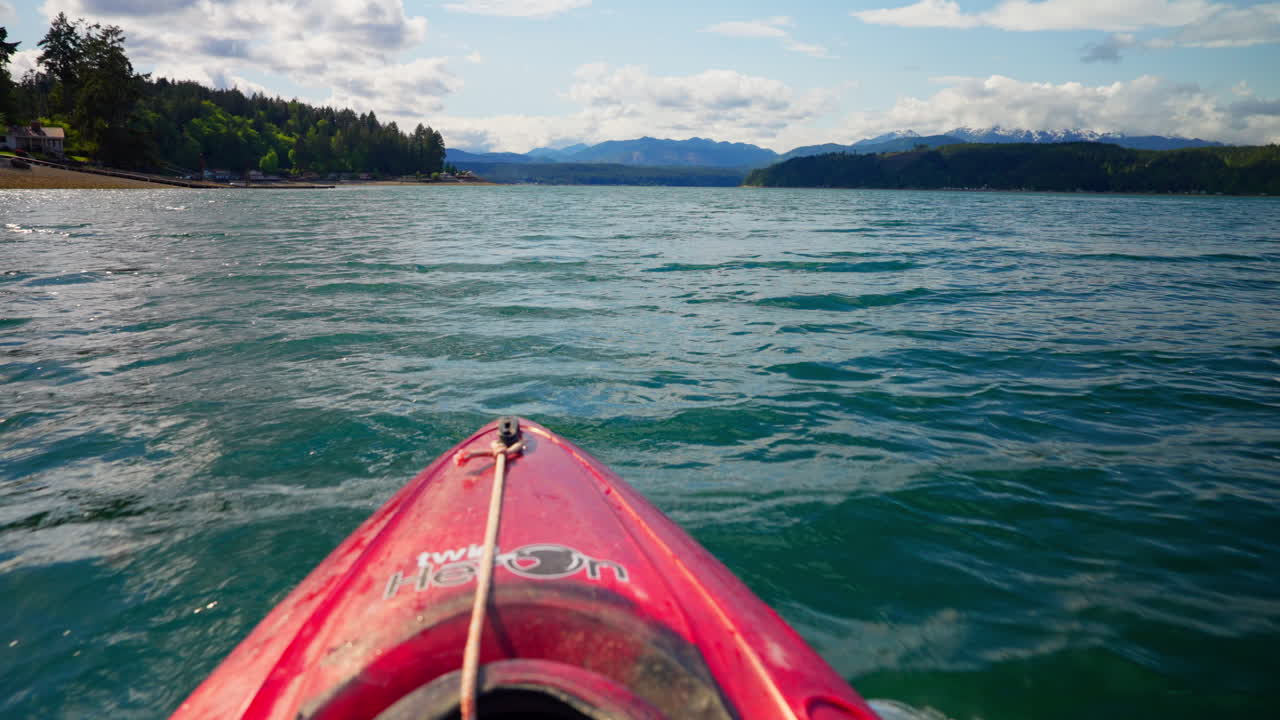 In canoa lungo l'Hood Canal nello stato di Washington, scivolando su acque calme con viste panoramiche sulla costa. Ideale per filmati di attività all'aperto, viaggi e natura.