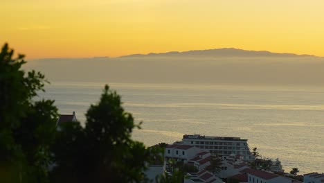 Viendo-La-Isla-De-La-Gomera-Cubierta-De-Niebla,-Desde-Tenerife-Durante-La-Puesta-De-Sol