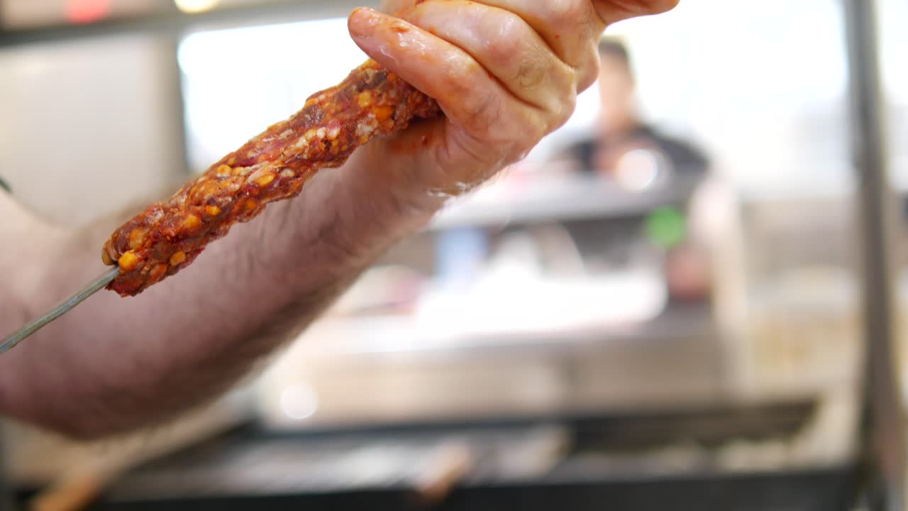 preparando un delicioso kebab