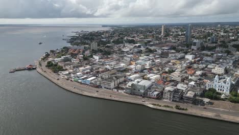 Vista-Aérea-De-La-Ribera-Del-Horizonte-De-Santarém-Pará-Brasil-Tapajós-Y-Ríos-Amazónicos,-Tiro-Panorámico-Del-Paisaje-Urbano-Con-Drones