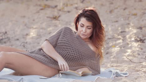 Plano-Medio-De-Una-Hermosa-Mujer-Leyendo-En-La-Playa