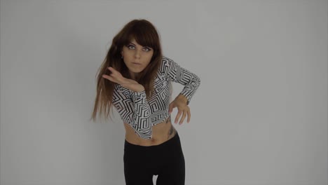 mujer posando en un estudio con una camiseta de patrón blanco y negro