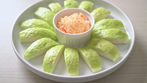 Fresh-Guava-Sliced-with-Chili-and-Salt-Dipping