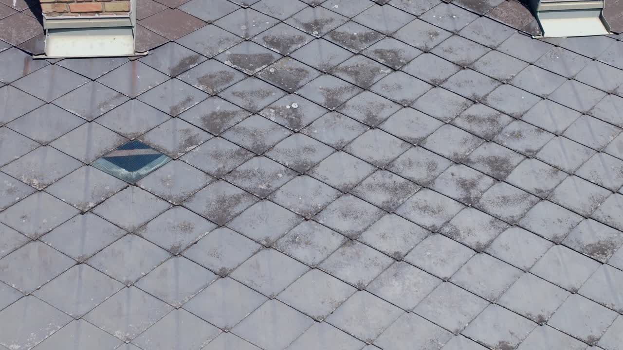 techo viejo cubierto de azulejos eternit en un edificio residencial