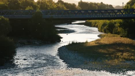 Tagsüber-Aufnahme-Einer-Brücke-über-Den-Fluss-Drôme,-Einer-Malerischen-Wasserstraße,-Die-Durch-Die-Stadt-Crest-In-Der-Region-Auvergne-Rhône-Alpes-In-Frankreich-Fließt
