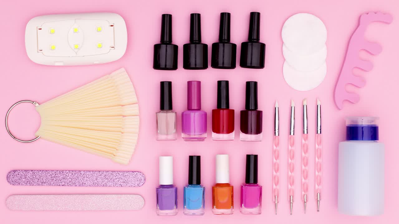 매니큐어 및 페디큐어 도구는 분홍색 테마에 나타납니다. 움직임을 멈추십시오