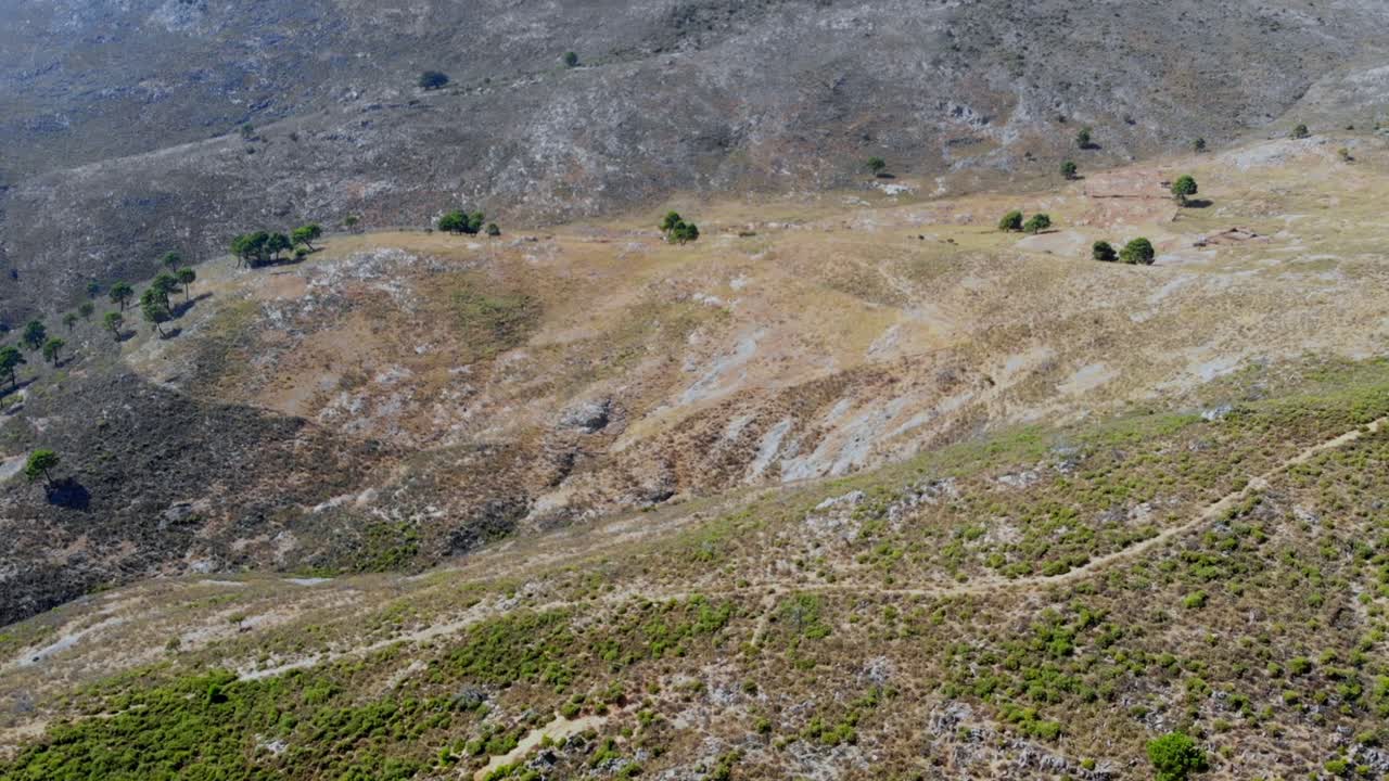 drone filmado volando sobre los campos y colinas de andalucía, españa