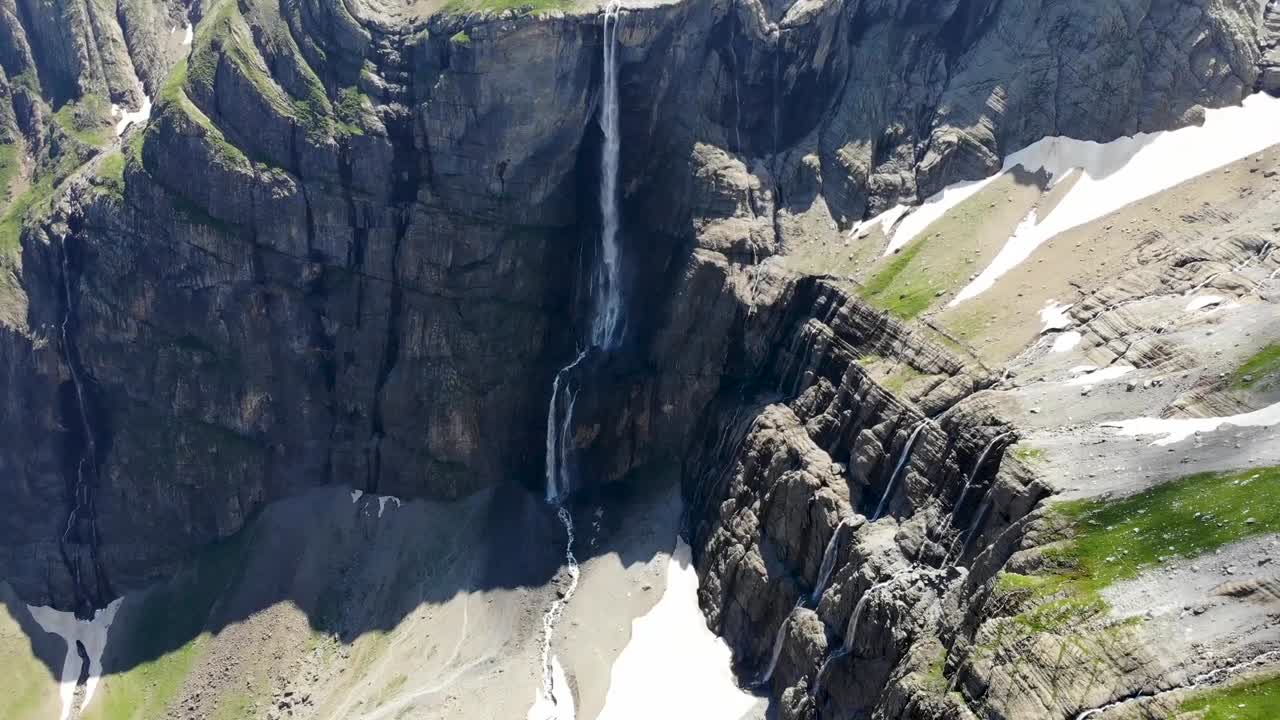 caída de ordesa gavarnie - alto vuelo de drones en las montañas cascada francia españa