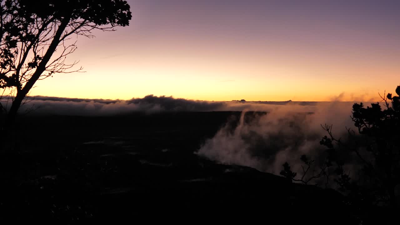 el viento sopla fuerte a medida que las nubes se enrollan lentamente en el marco durante la hora dorada del atardecer