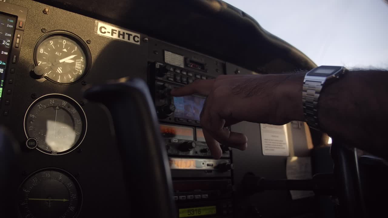 piloto dentro de la cabina usando equipos de navegación en aviones pequeños