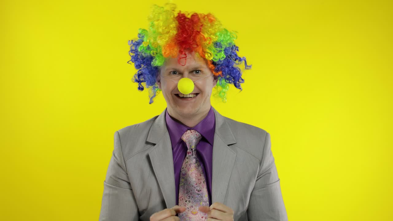 악마, 사업가, 가발을 입고 춤을 추고, 축하하고, 어리석은 표정을 짓고