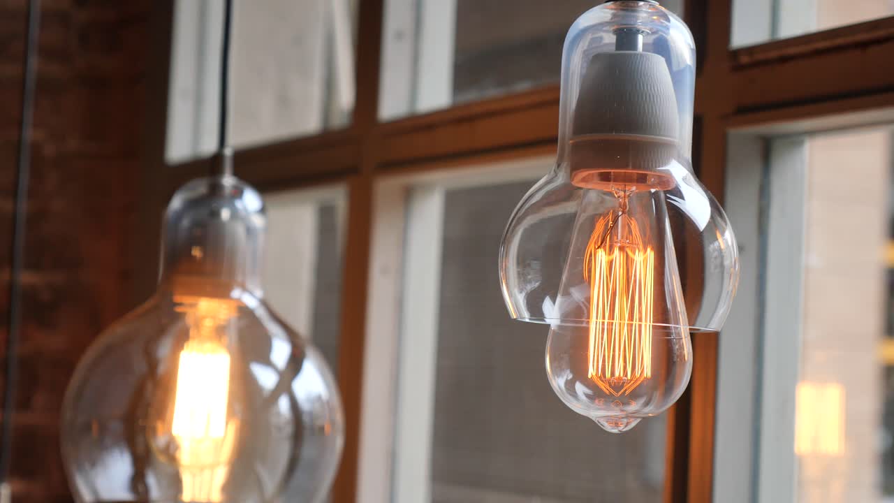 Primo piano di lampadine Edison vintage con luce calda.
