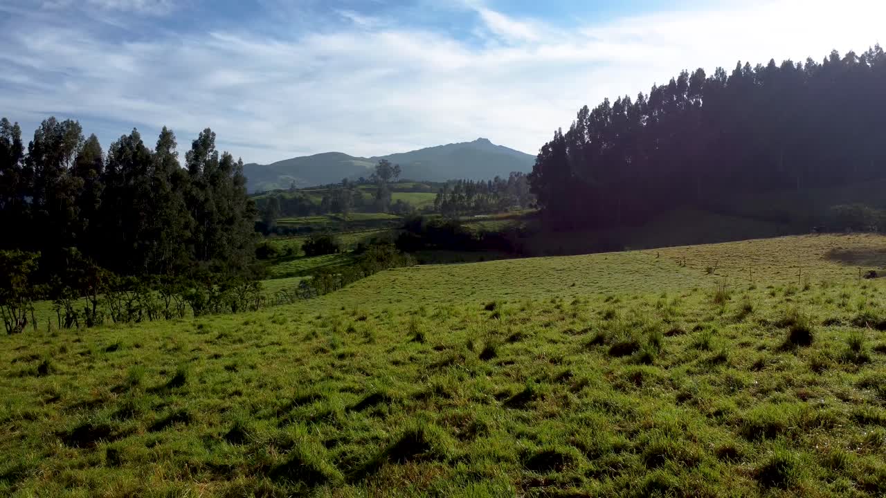 vista aérea de un campo verde frente al volcán pasochoa en la provincia de pichincha