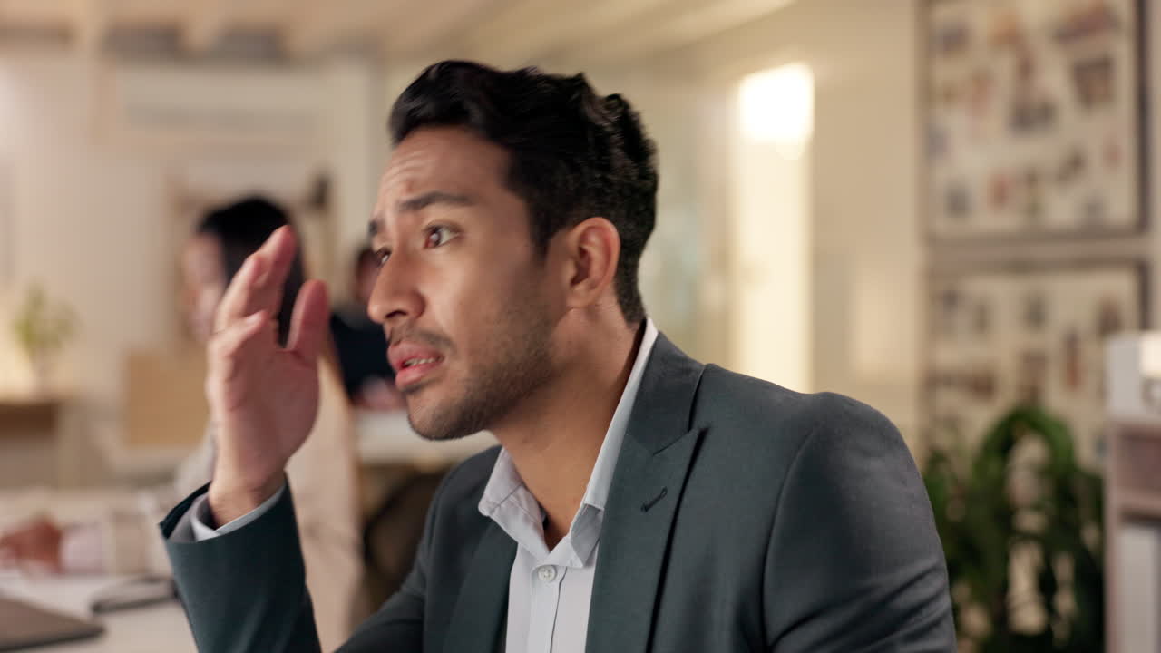 밤 스트레스, 걱정과 컴퓨터에 사업가