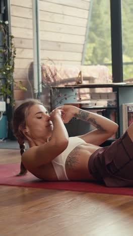 mujer haciendo abdominales en casa