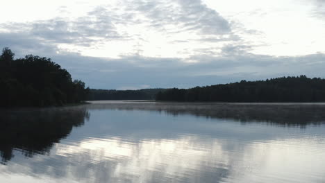 Toma-De-K-Drone-De-Hermosos-Reflejos-En-Un