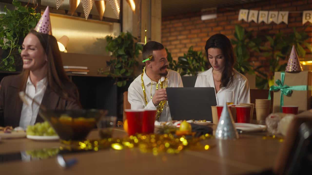 celebración de cumpleaños de la oficina