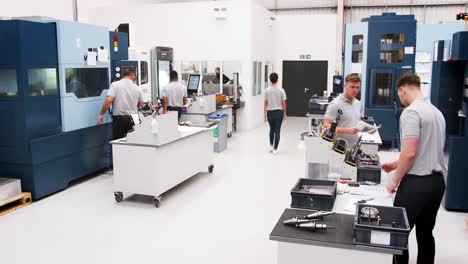taller de ingeniería ocupado con trabajadores que utilizan maquinaria cnc