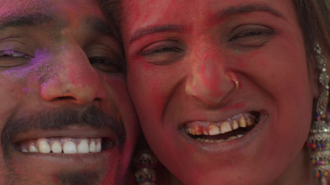 홀리 (holi) 는 인도에서 유래된 유명한 고대 힌두교 축제입니다.