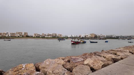 Fluss-Bou-Regreg-Zwischen-Rabat,-Der-Hauptstadt-Von-Marokko-Und-Verkauf-In-Afrika