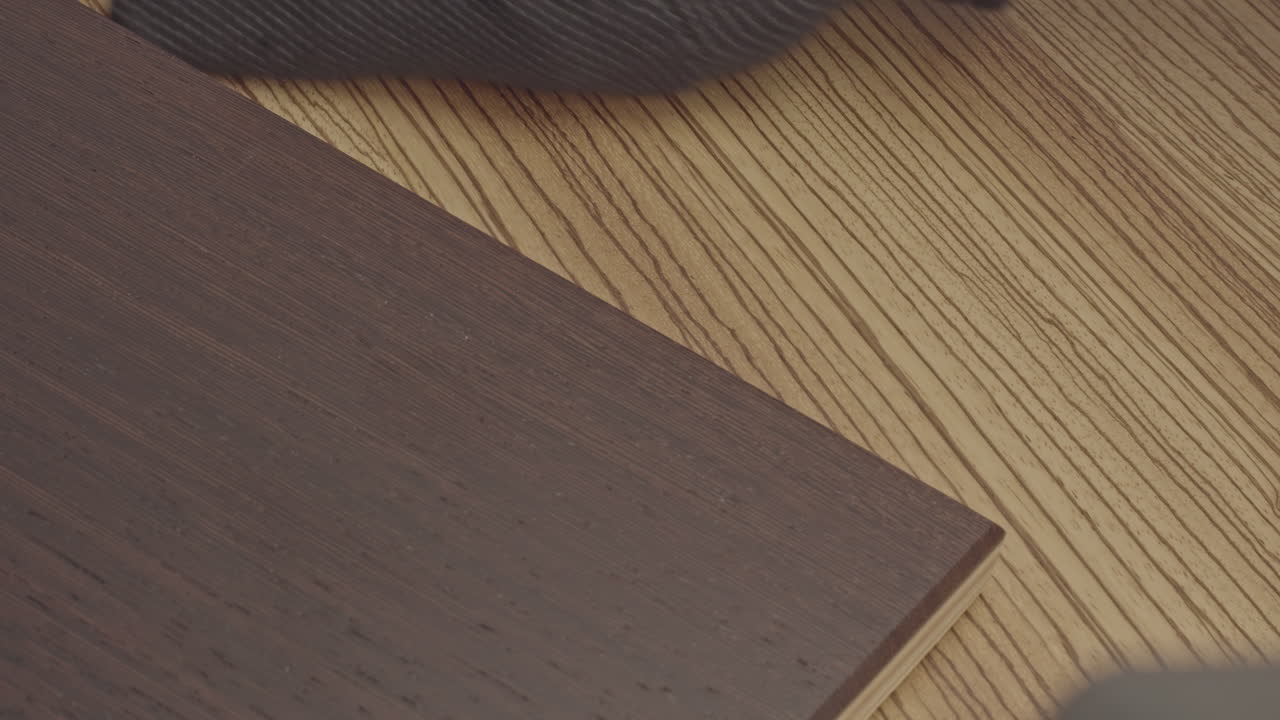 preparándose para instalar parquet de madera, vista de cerca