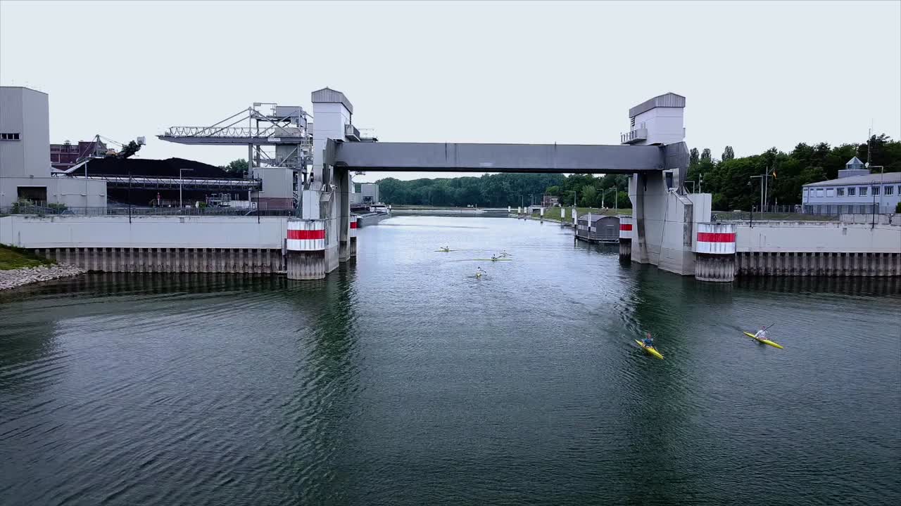 흐릿한 하늘 아래 드론으로 촬영한 유럽 강에서 카약과 카누 패들러