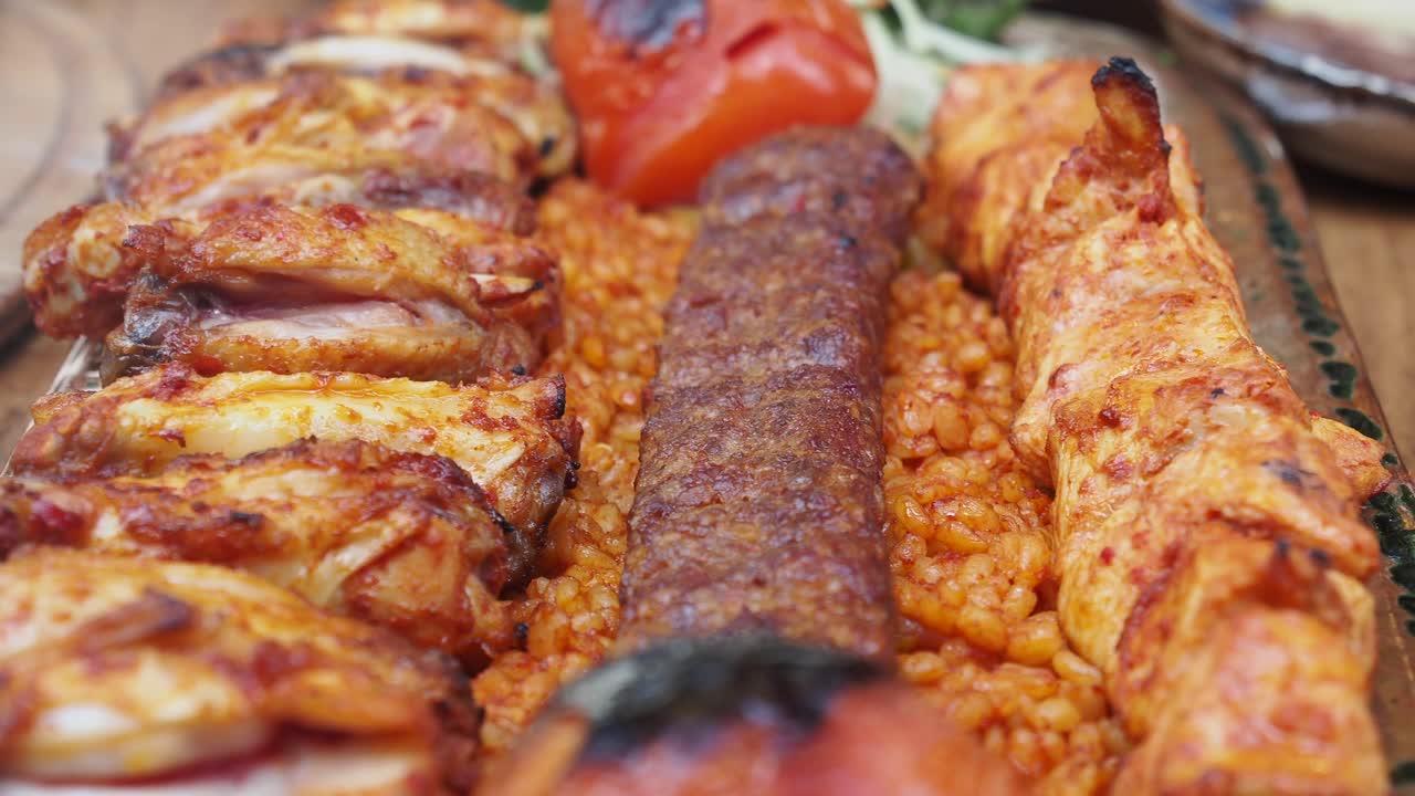 Piatto di Kebab Turco Tradizionale con Pollo alla Griglia e Bulgur