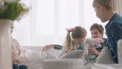 Familia-Feliz-Peleando-Con-Almohadas,-Madre-Y-Padre-Disfrutando-Jugando-Con-Niños-En-Casa-Divirtiéndose-Juntos-El-Fin-De-Semana-En-Imágenes-De-4k