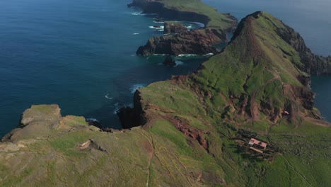 Dron-Disparó-Sobre-El-Borde-De-Un-Acantilado-En-Sao-Lourenco,-Madeira