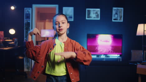 niña alegre hipnotizando a sus seguidores con increíbles movimientos de baile en un estudio casero iluminado con neón