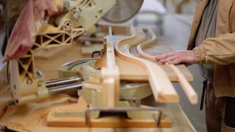 producto de aserradura de madera con sierra eléctrica de mano