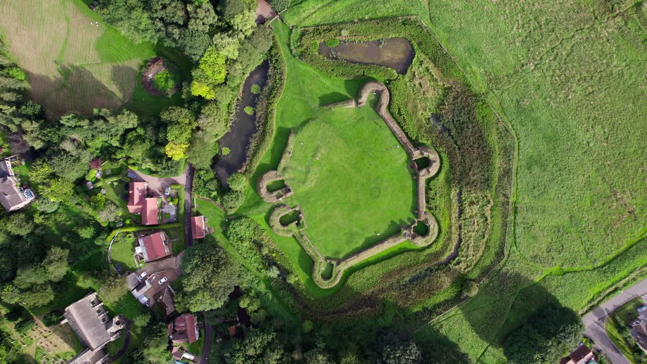 imágenes de video aéreas de los restos del castillo de bolingbroke un castillo hexagonal del siglo xiii, lugar de nacimiento del futuro rey enrique iv, con trabajos de tierra adyacentes