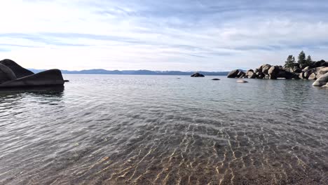 Paisaje-Tranquilo-De-La-Playa-Del-Lago-Tahoe