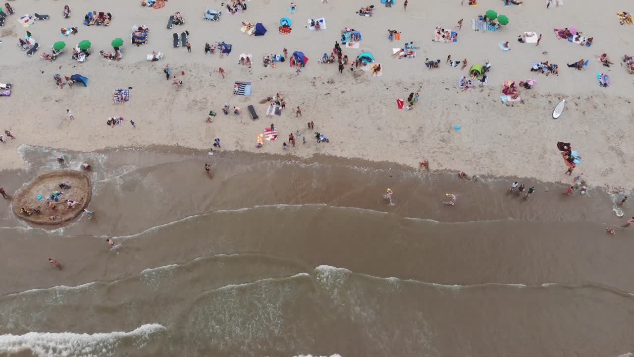 네덜란드 zandoort의 북해 도시 해안을 따라 붐비는 해변의 공중 영상 공개