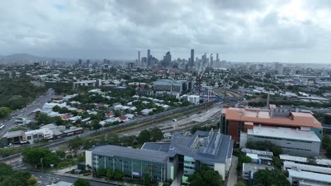Establishing-push-in-drone-shot-of-Brisbane-City-from-above-Dutton-Park