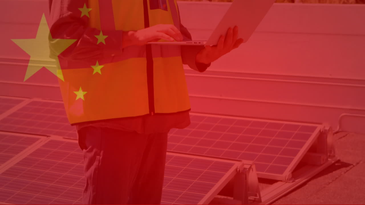 ingeniero usando portátil en el techo con paneles solares, animación de bandera china sobre la escena