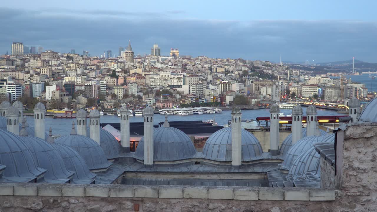 vista del casco antiguo de estambul con la torre de galata y el bósforo después del atardecer