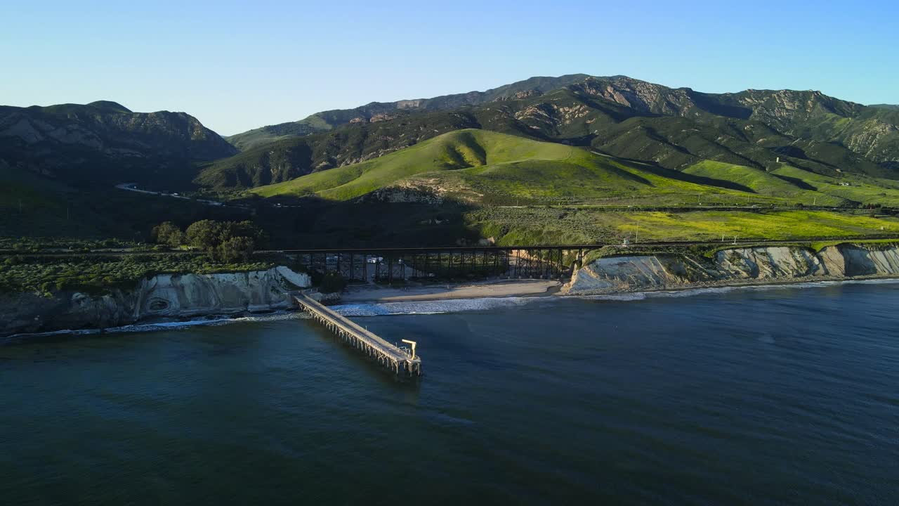 orbita panorámica aérea alrededor de gaviota beach, california con impresionantes colinas verdes y aguas azules profundas del océano