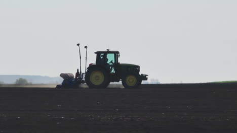 tractor plantando semillas en un campo