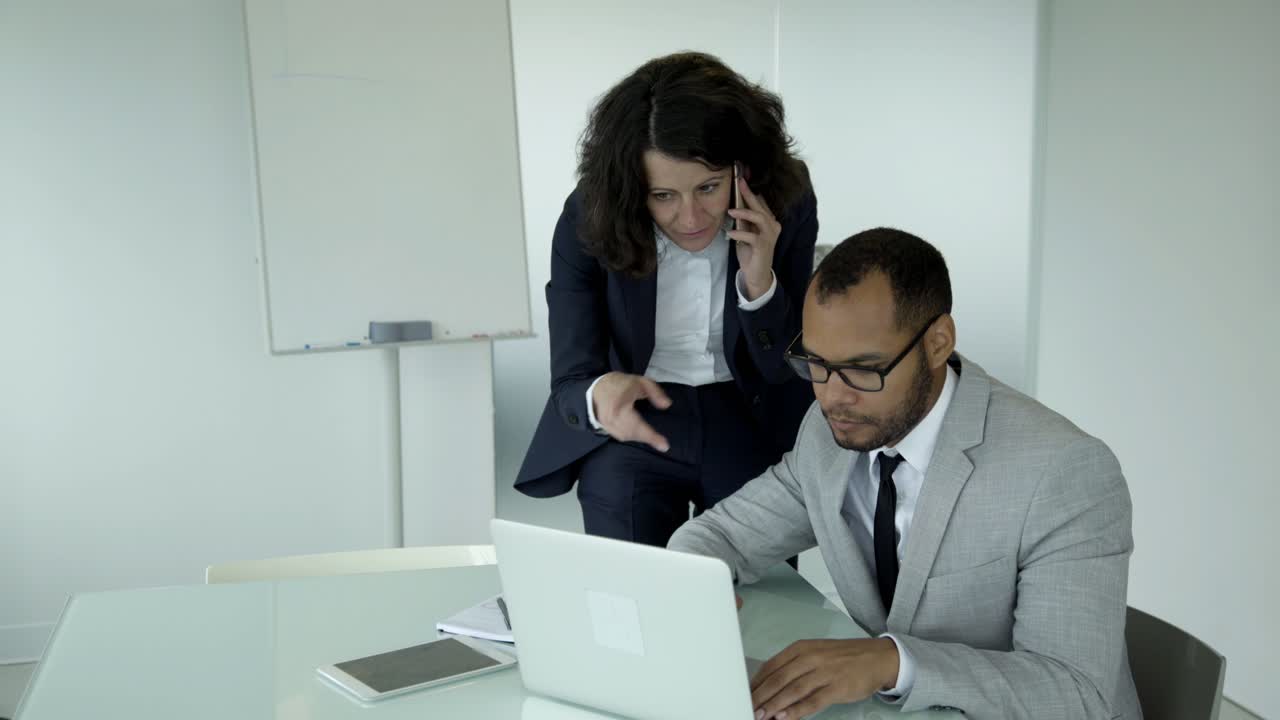 Gerentes profesionales trabajando en la oficina