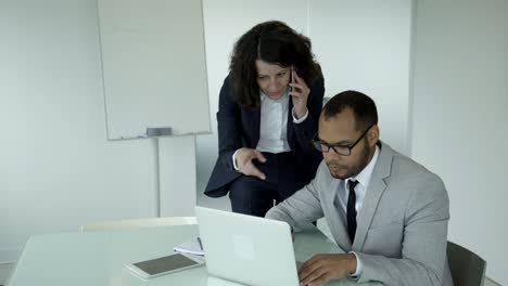 gerentes profesionales que trabajan en la oficina