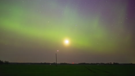 Mond-Und-Sterne-Fließen-Mit-Nordlichtern-über-Den-Nachthimmel,-Zeitraffer